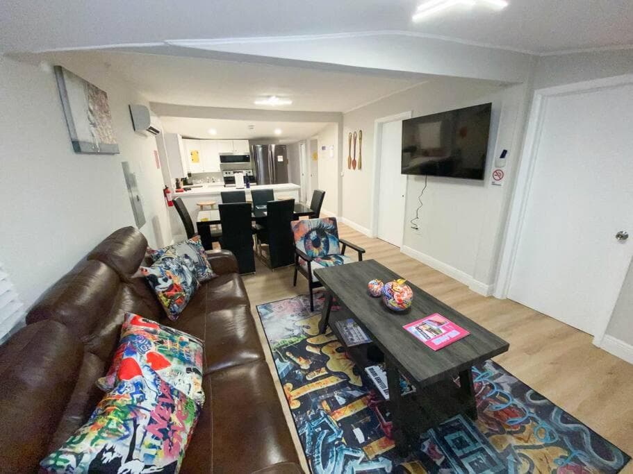 Unique Miami Art Escape w/ HotTub, Arcade & Murals — 7