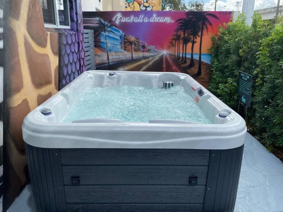 Unique Miami Art Escape w/ HotTub, Arcade & Murals — 1