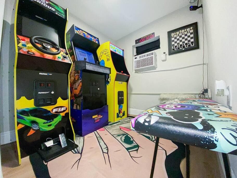 Unique Miami Art Escape w/ HotTub, Arcade & Murals — 22