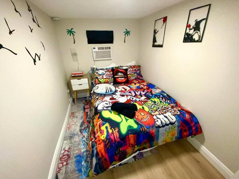 Unique Miami Art Escape w/ HotTub, Arcade & Murals — 3