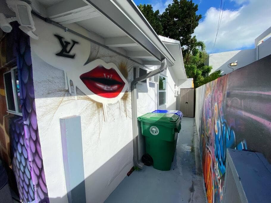 Unique Miami Art Escape w/ HotTub, Arcade & Murals — 8