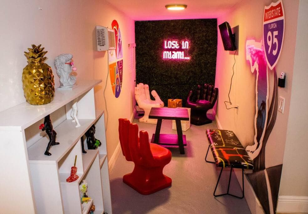 Unique Miami Art Escape w/ HotTub, Arcade & Murals — 17