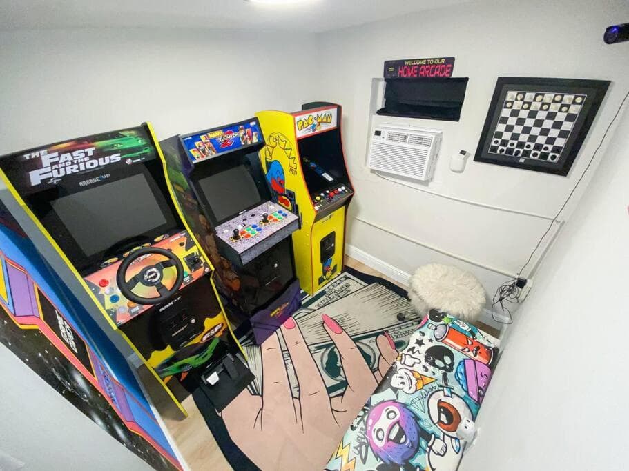 Unique Miami Art Escape w/ HotTub, Arcade & Murals — 14