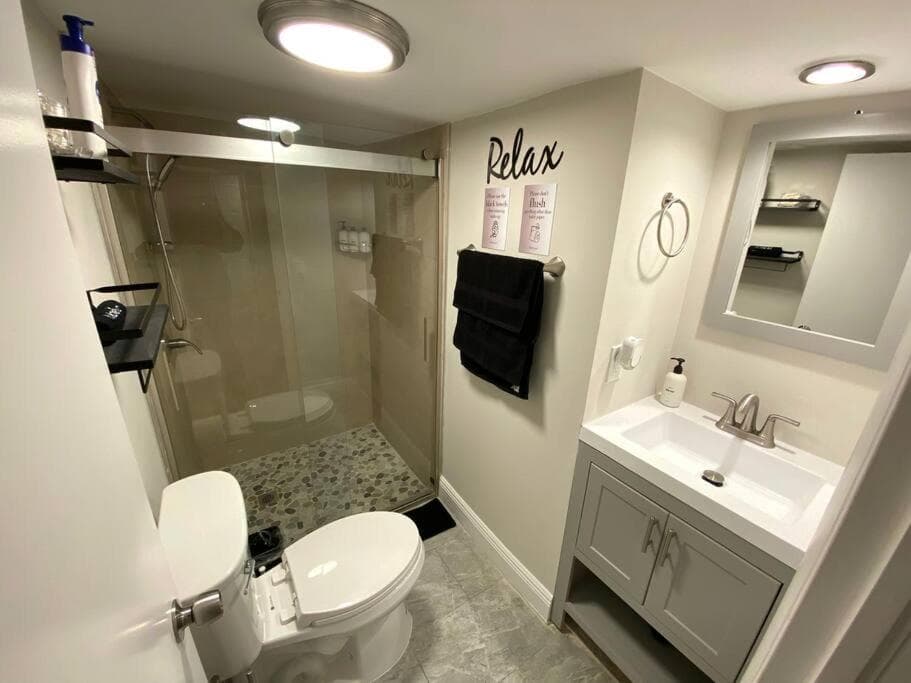 Unique Miami Art Escape w/ HotTub, Arcade & Murals — 13