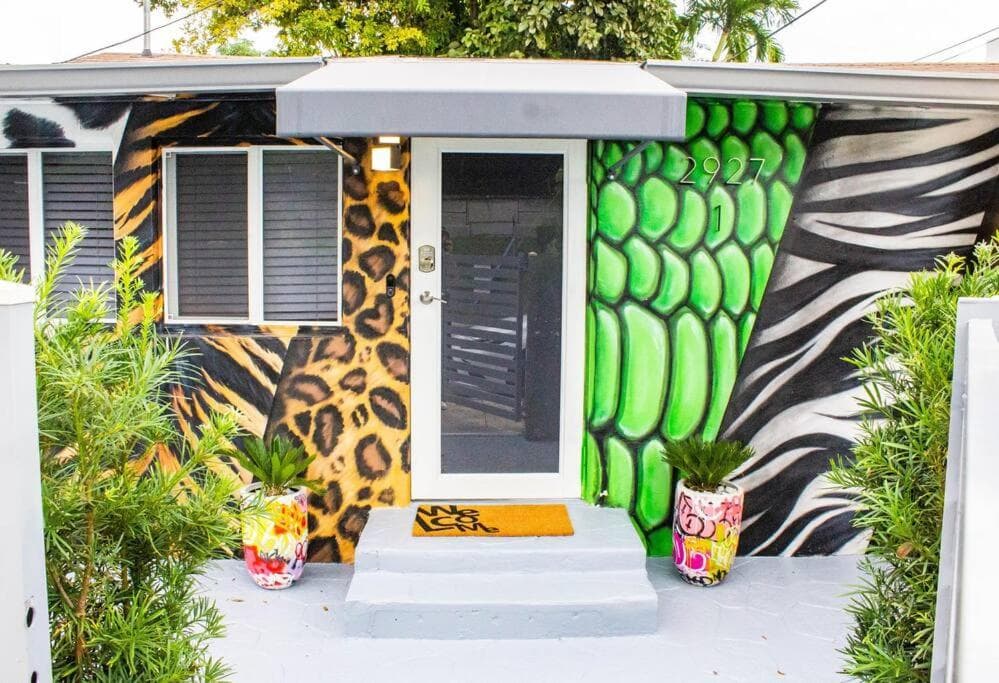 Unique Miami Art Escape w/ HotTub, Arcade & Murals — 18