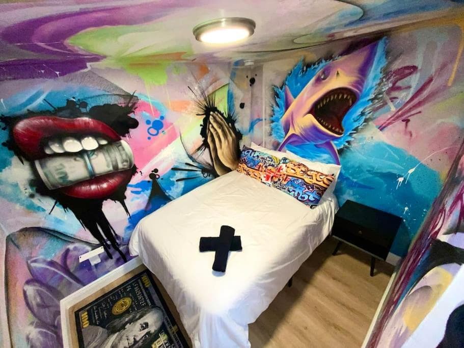 Cozy & Colorful Miami Art Canvas w/HotTub & Murals — 7