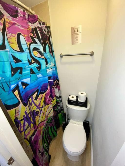 Cozy & Colorful Miami Art Canvas w/HotTub & Murals — 3