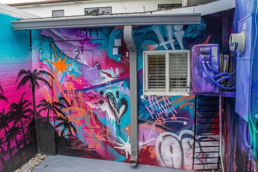 Cozy & Colorful Miami Art Canvas w/HotTub & Murals — 8