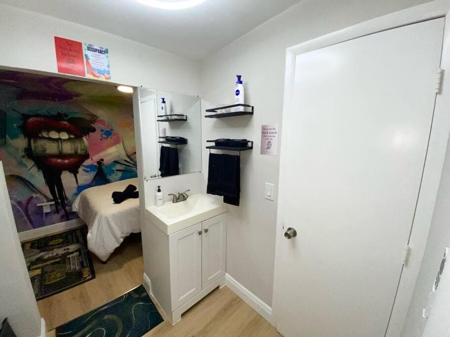 Cozy & Colorful Miami Art Canvas w/HotTub & Murals — 6
