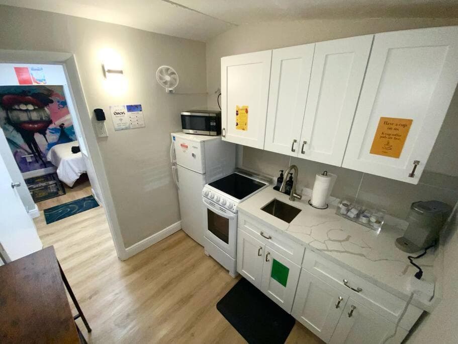 Cozy & Colorful Miami Art Canvas w/HotTub & Murals — 9