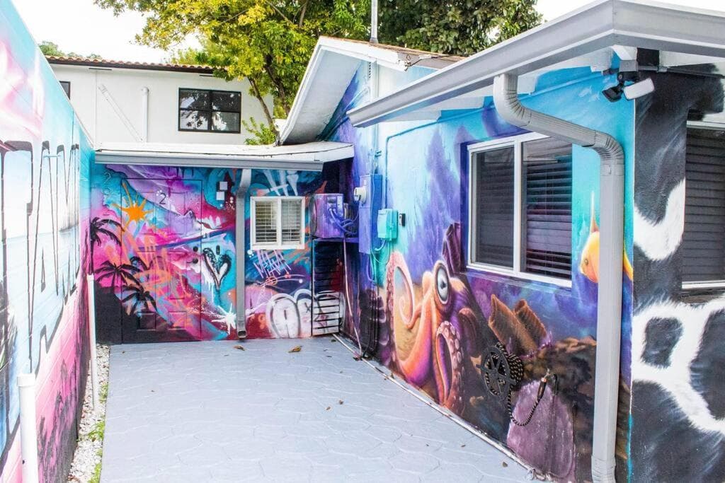 Cozy & Colorful Miami Art Canvas w/HotTub & Murals — 12