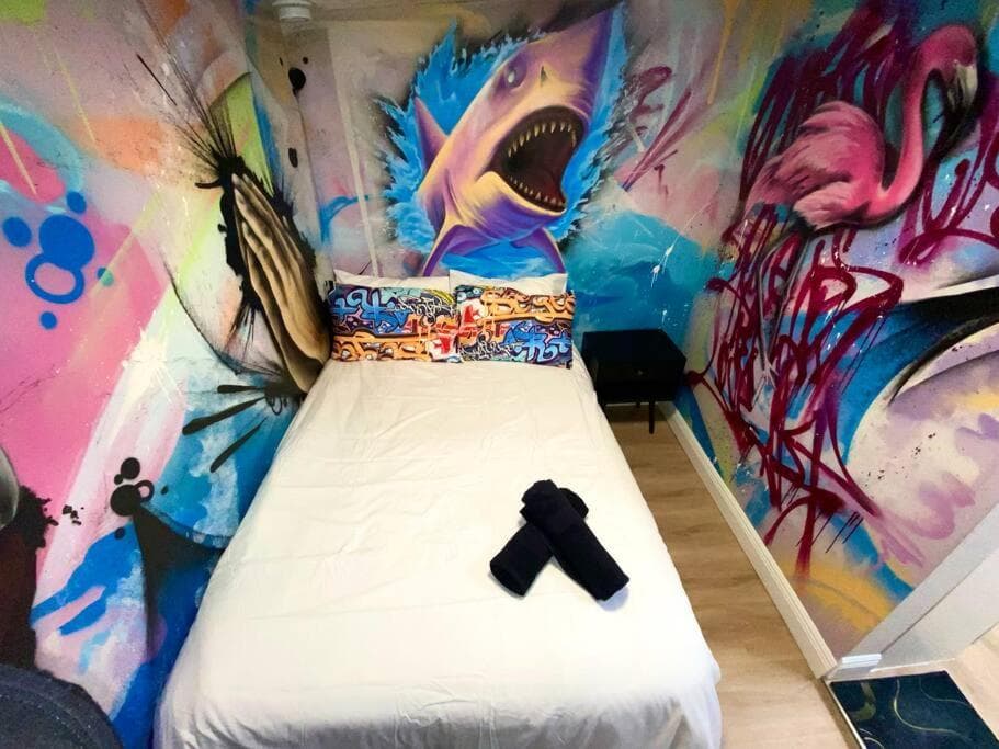 Cozy & Colorful Miami Art Canvas w/HotTub & Murals — 10