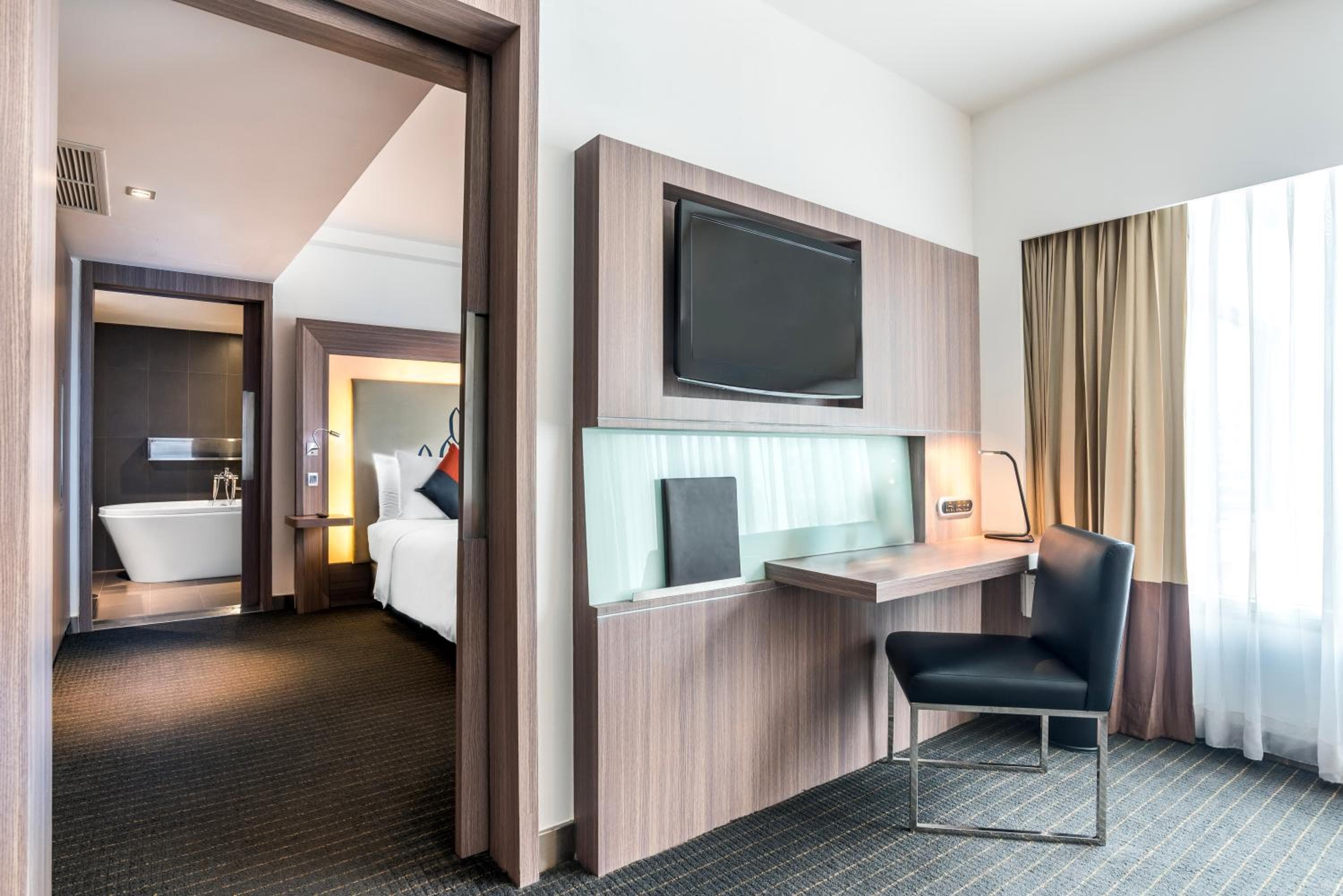 Hilton Garden Inn Bangkok Silom — 3