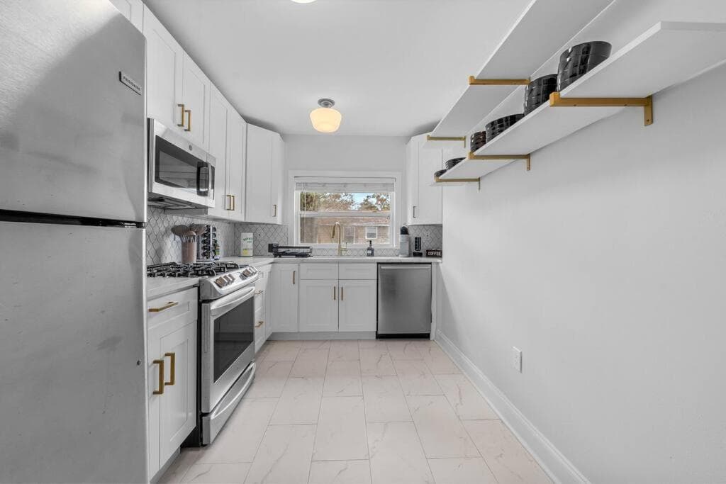 Spacious Modern Farmhouse w/ Private Patio & BBQ! — 8