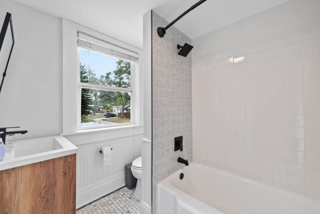 Spacious Modern Farmhouse w/ Private Patio & BBQ! — 2
