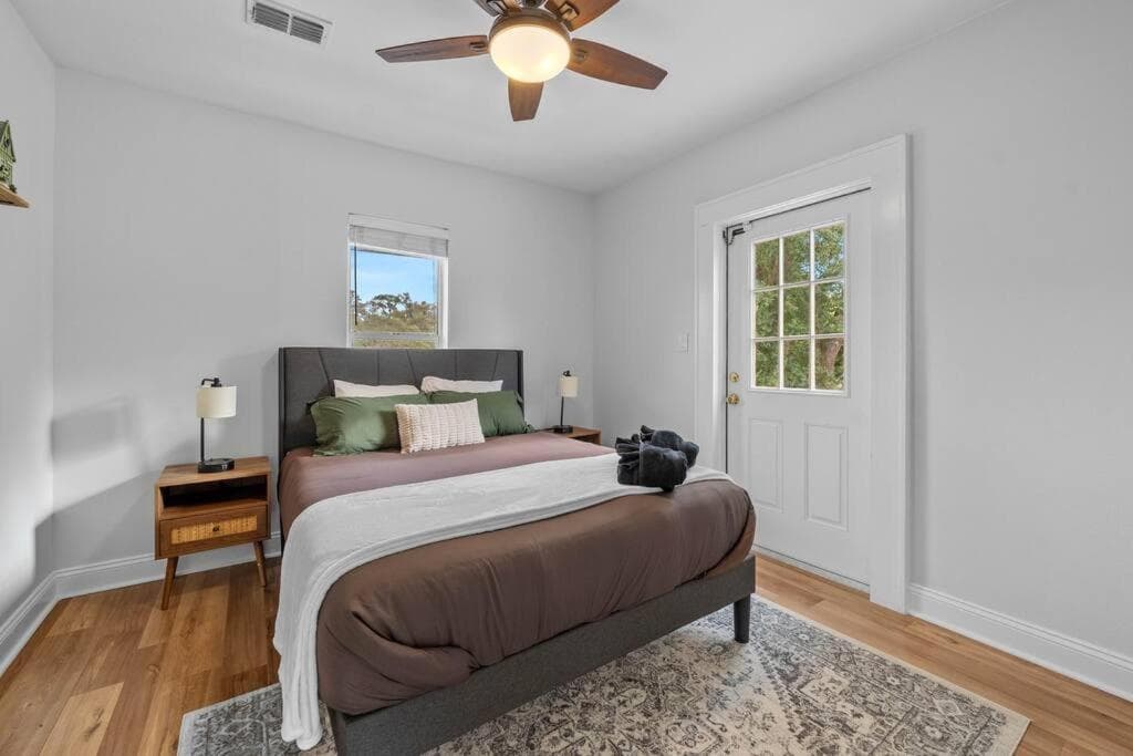 Spacious Modern Farmhouse w/ Private Patio & BBQ! — 26