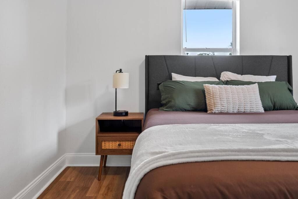 Spacious Modern Farmhouse w/ Private Patio & BBQ! — 2