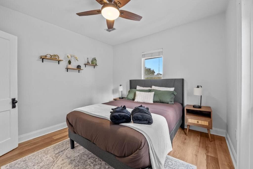 Spacious Modern Farmhouse w/ Private Patio & BBQ! — 3