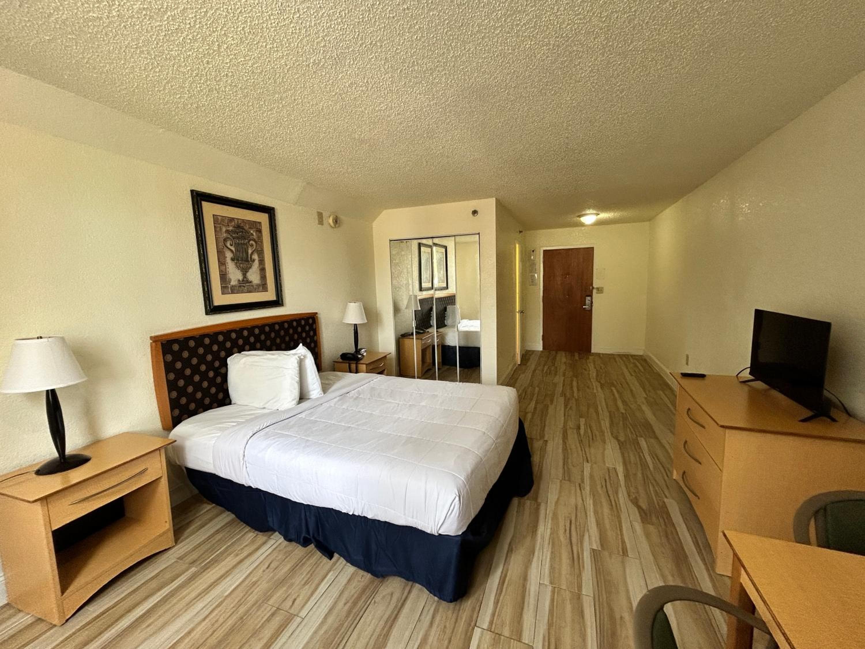 Monumental Movieland Hotel — 19
