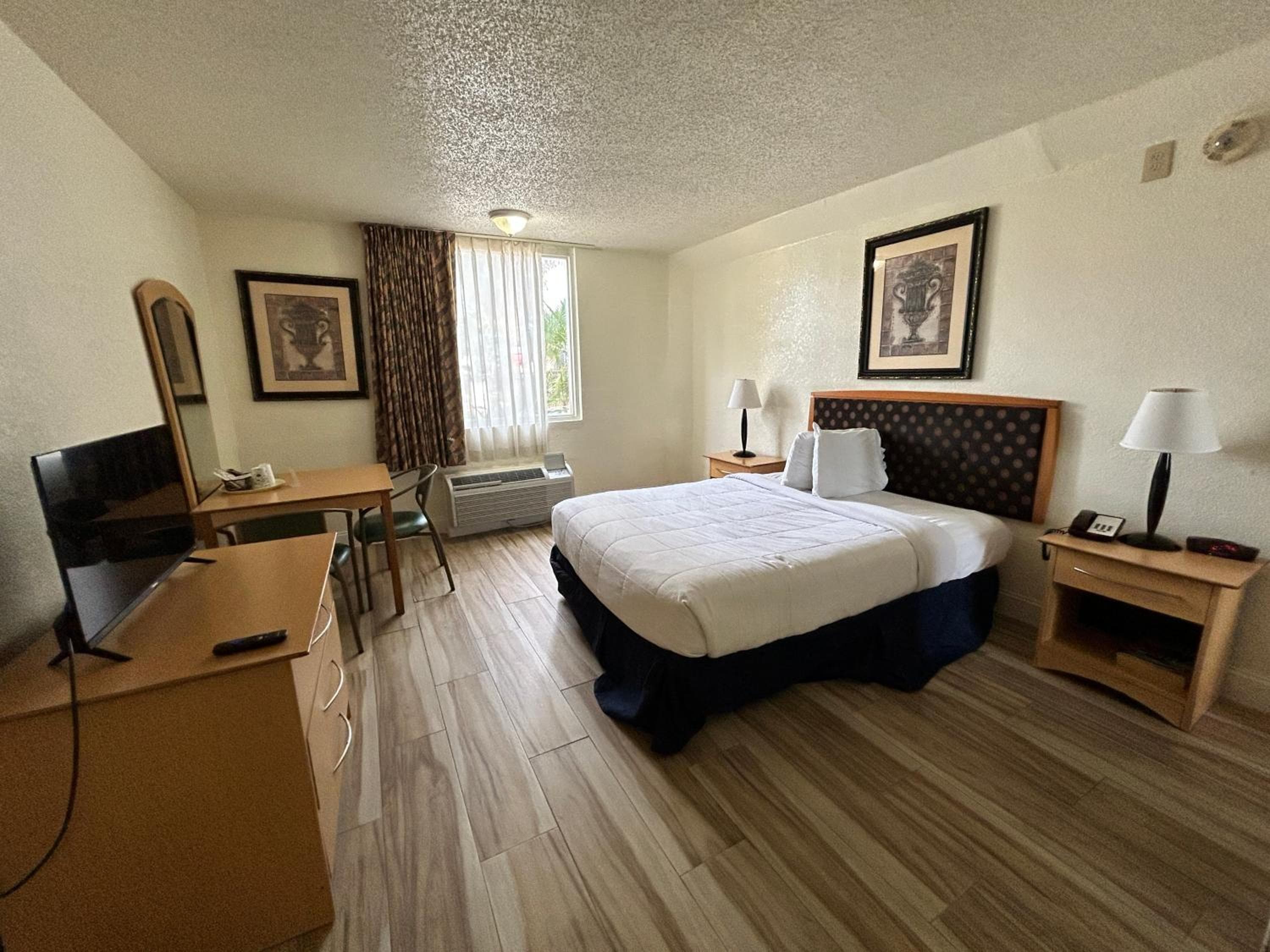 Monumental Movieland Hotel — 18