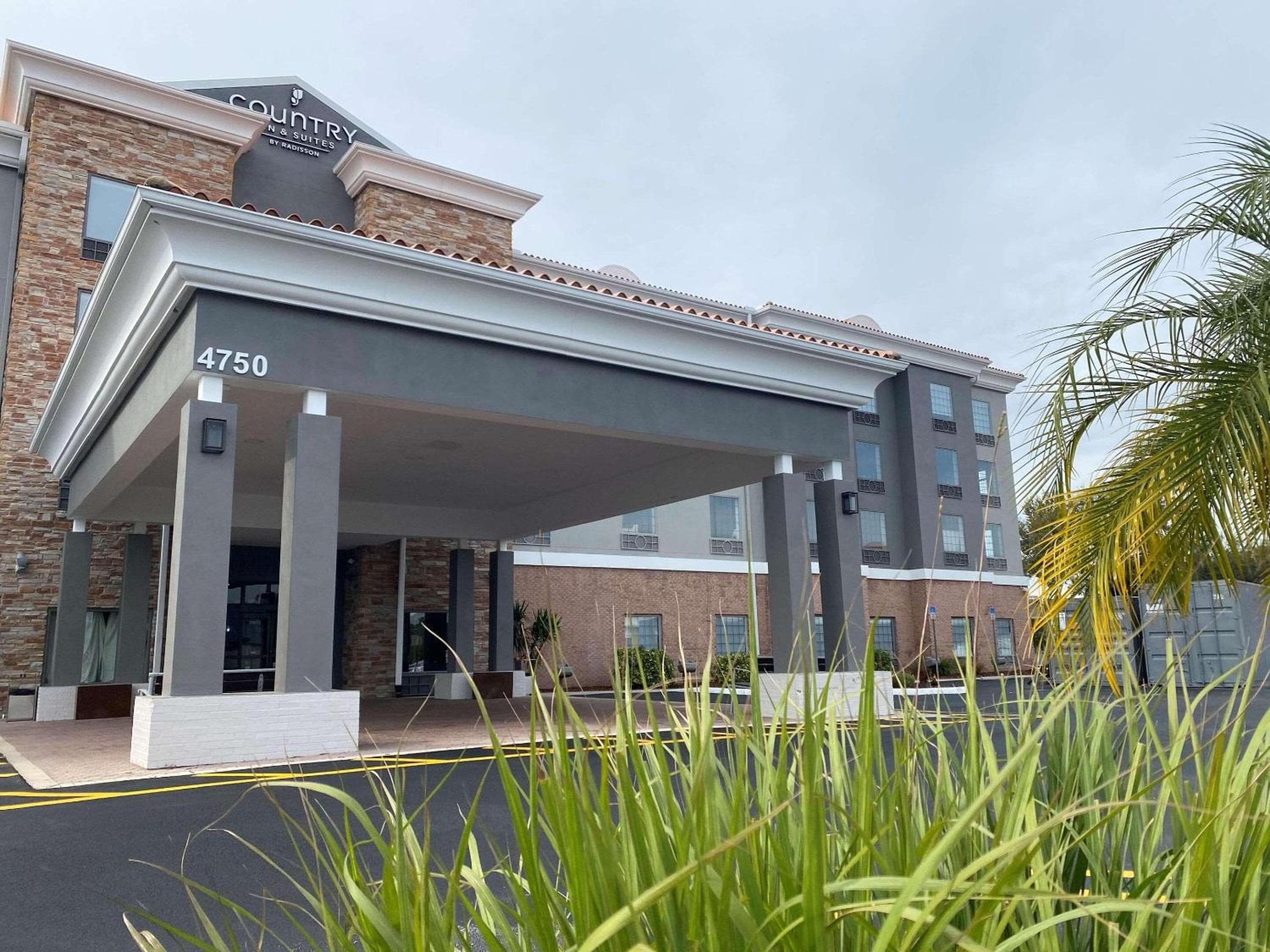 Country Inn & Suites by Radisson, Tampa Estadio RJ — 2