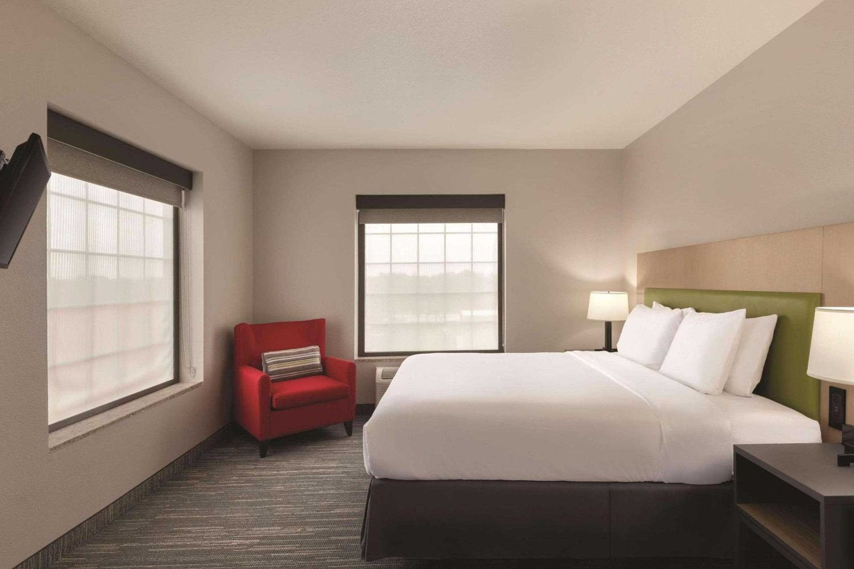 Country Inn & Suites by Radisson, Tampa Estadio RJ — 14