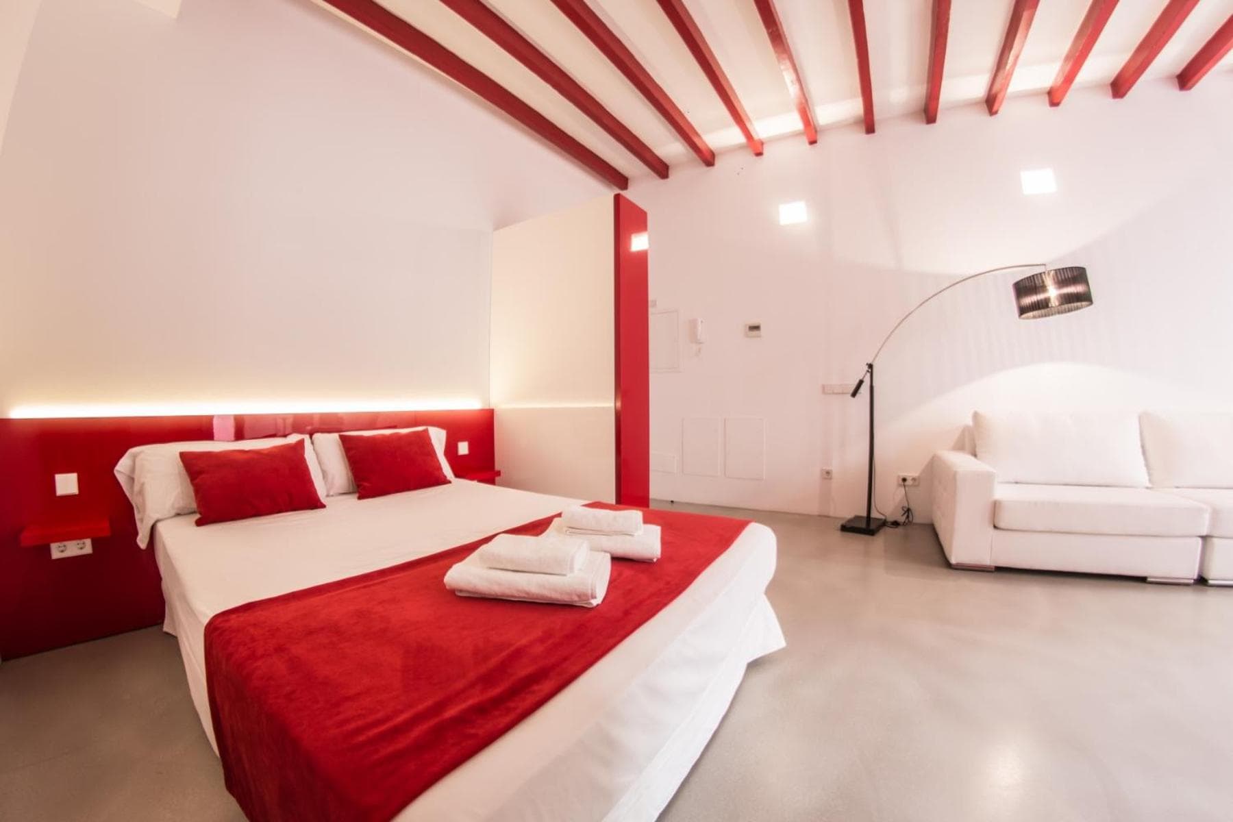 Apartamentos Lonja Suites — 8