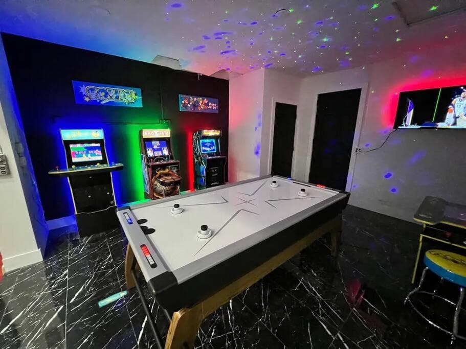 Indoor Basketball, Game Room, Heated Pool, Private — 9
