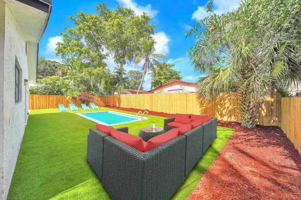 Indoor Basketball, Game Room, Heated Pool, Private — 2