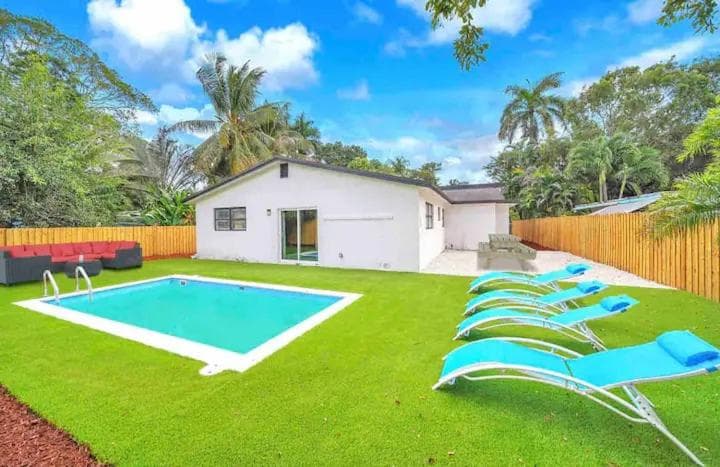 Indoor Basketball, Game Room, Heated Pool, Private — 1