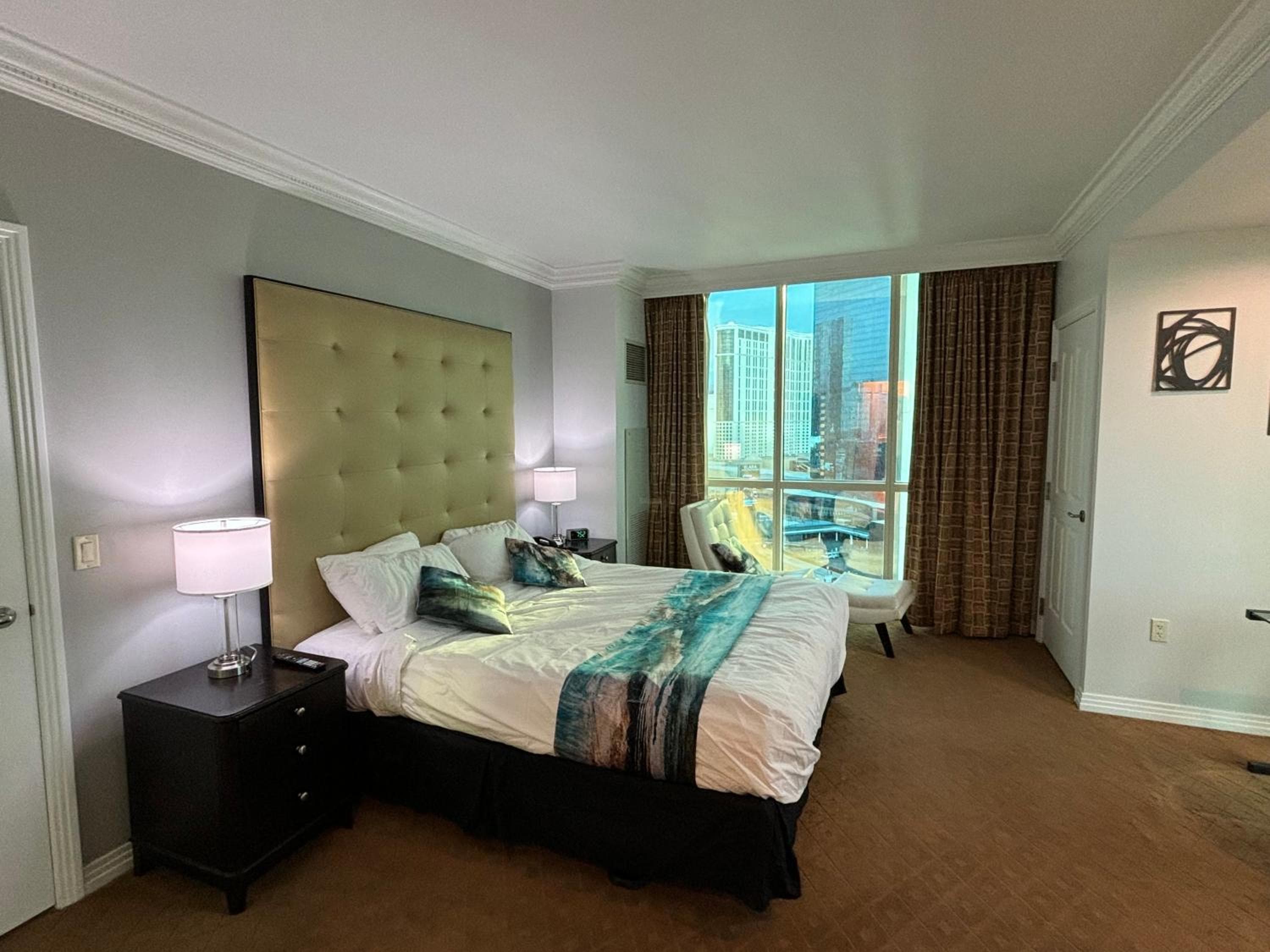 Panorama Vista Suite- 1br 2ba, Full Kitchen, Strip View, Balcony, Corner Unit — 14