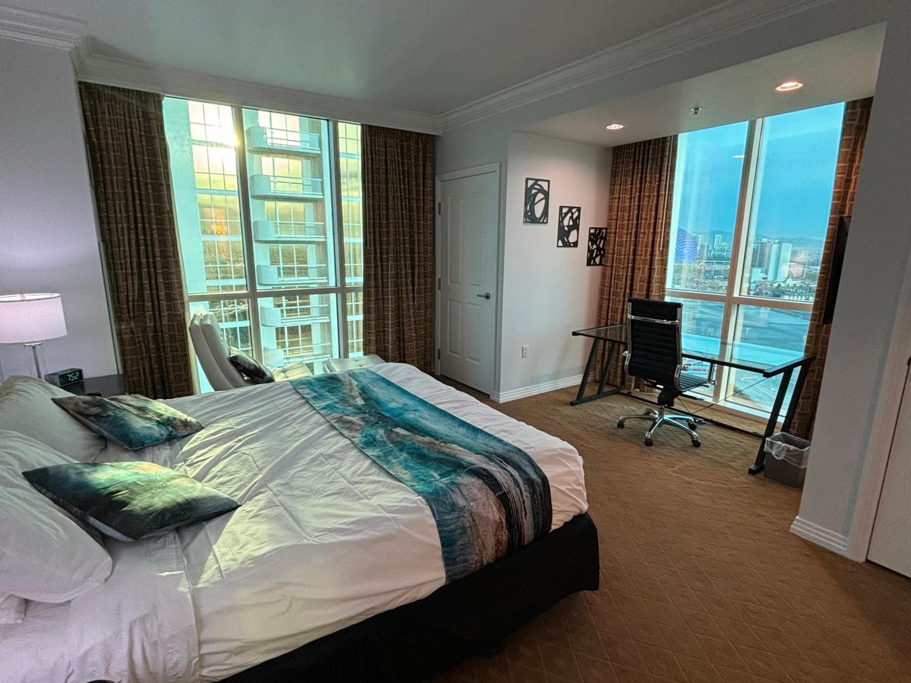 Panorama Vista Suite- 1br 2ba, Full Kitchen, Strip View, Balcony, Corner Unit — 15