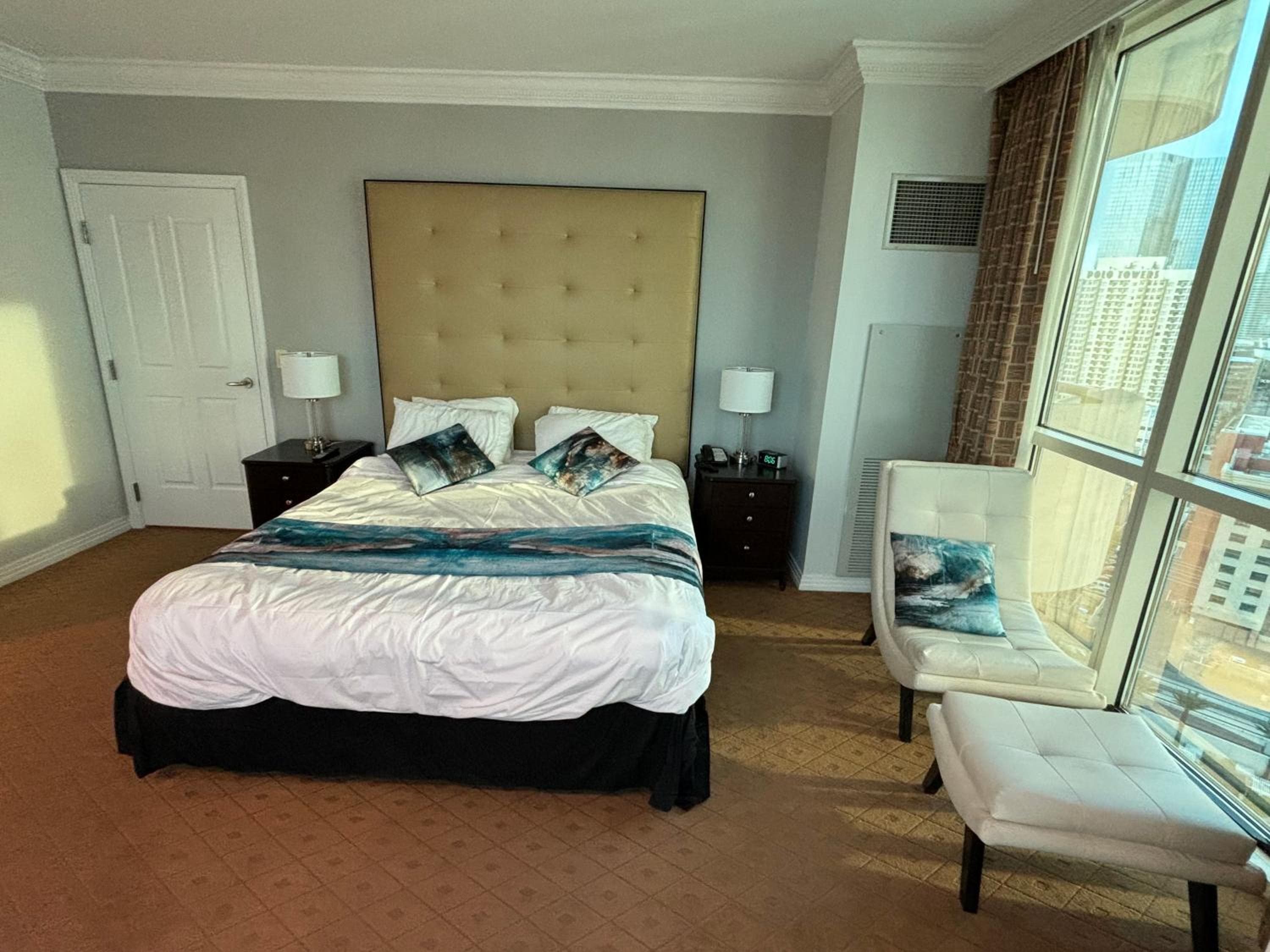 Panorama Vista Suite- 1br 2ba, Full Kitchen, Strip View, Balcony, Corner Unit — 16
