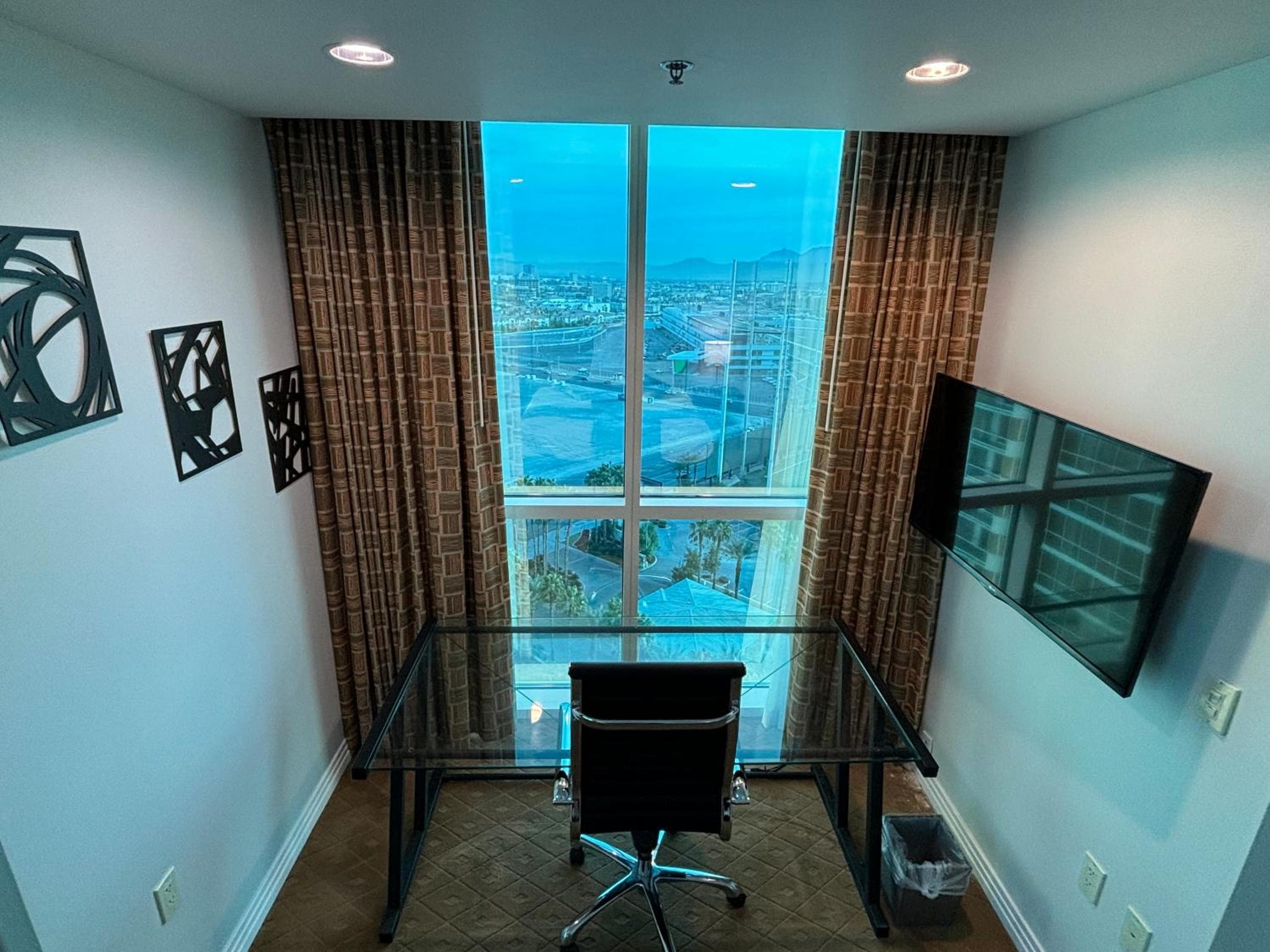 Panorama Vista Suite- 1br 2ba, Full Kitchen, Strip View, Balcony, Corner Unit — 17