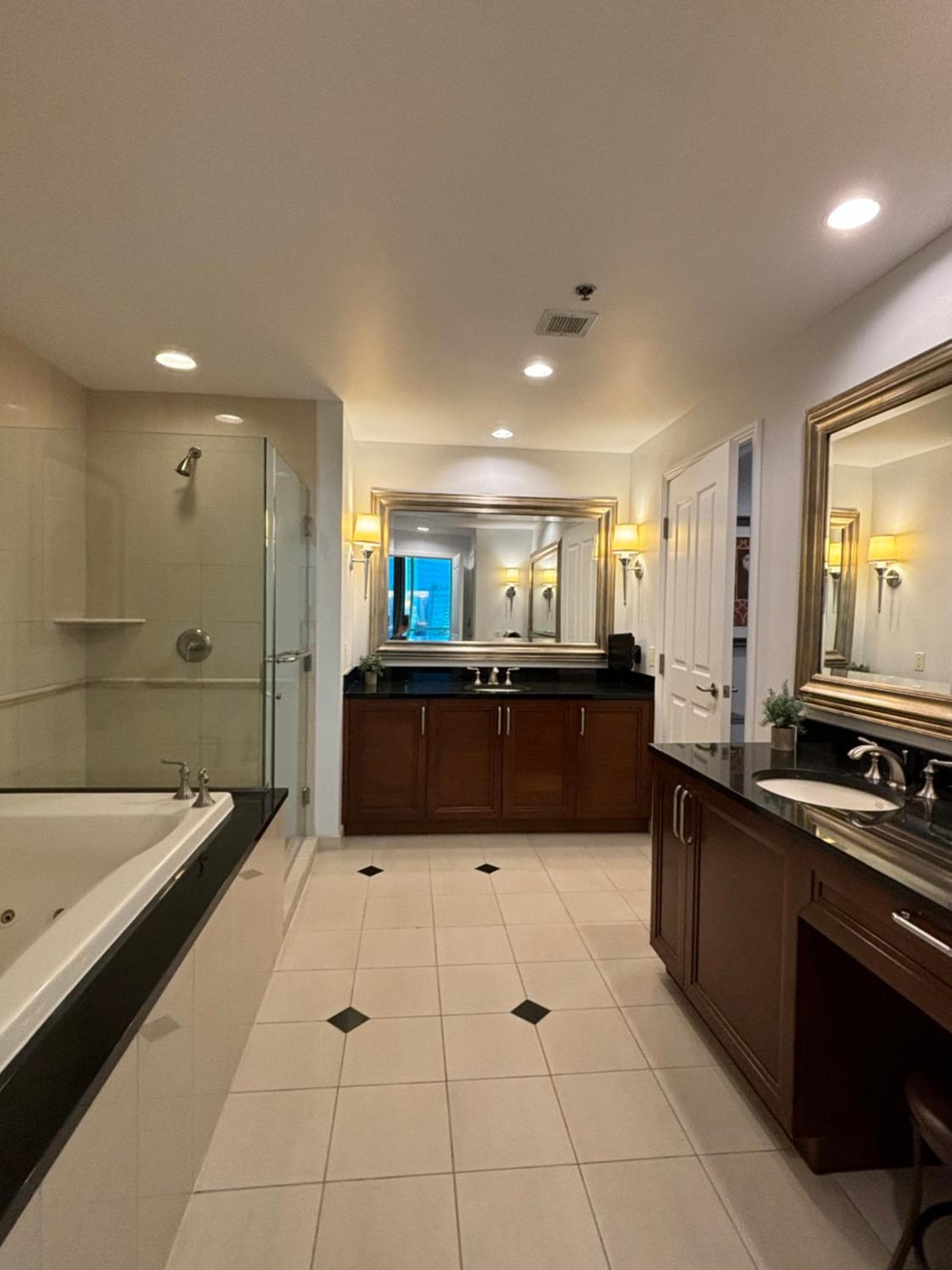 Panorama Vista Suite- 1br 2ba, Full Kitchen, Strip View, Balcony, Corner Unit — 18