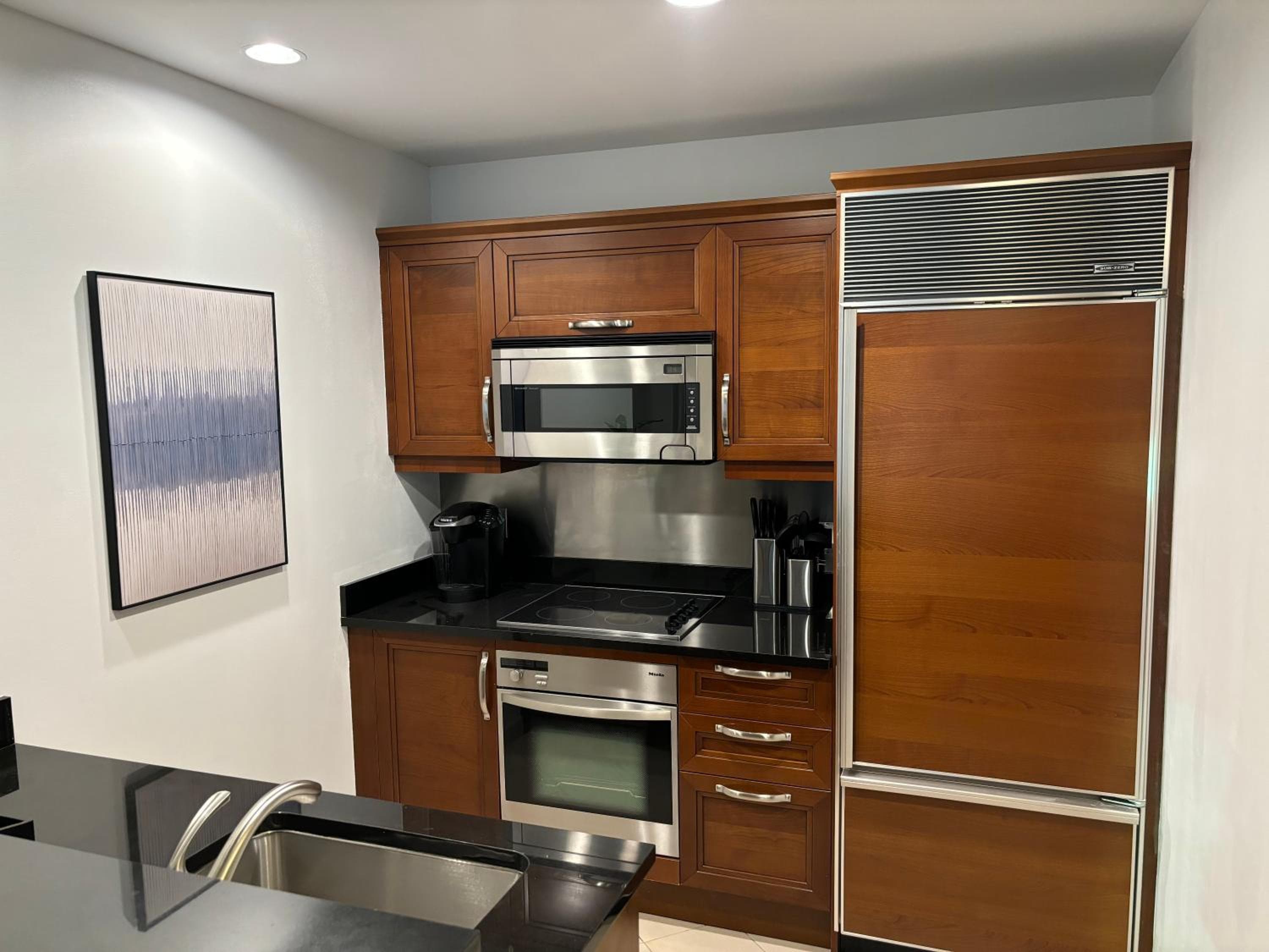 Panorama Vista Suite- 1br 2ba, Full Kitchen, Strip View, Balcony, Corner Unit — 12