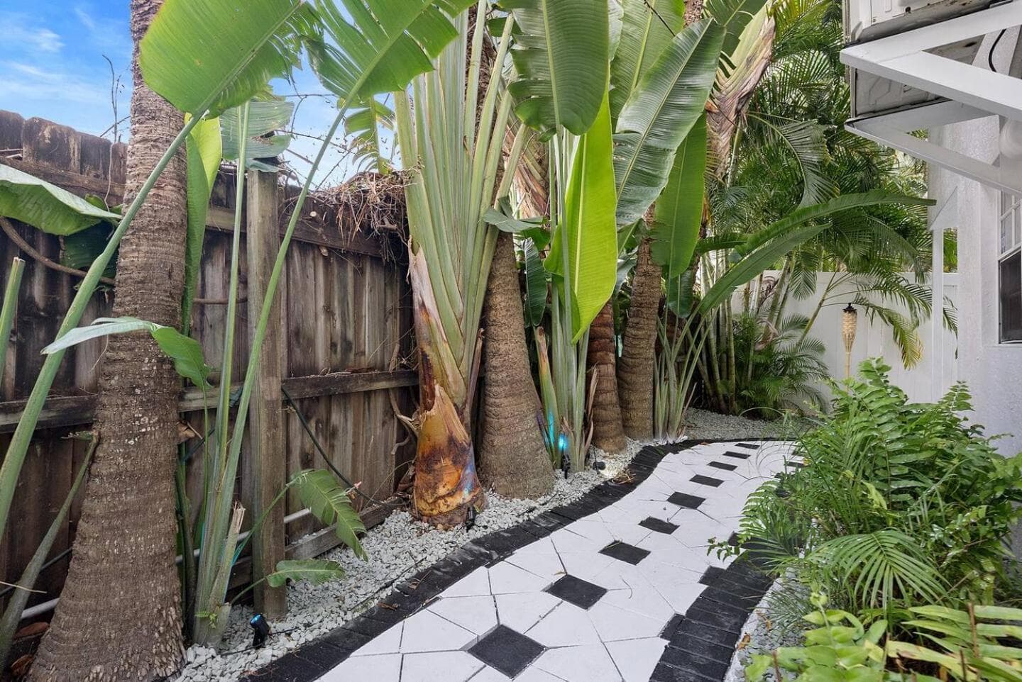 Las Olas Guest House — 28