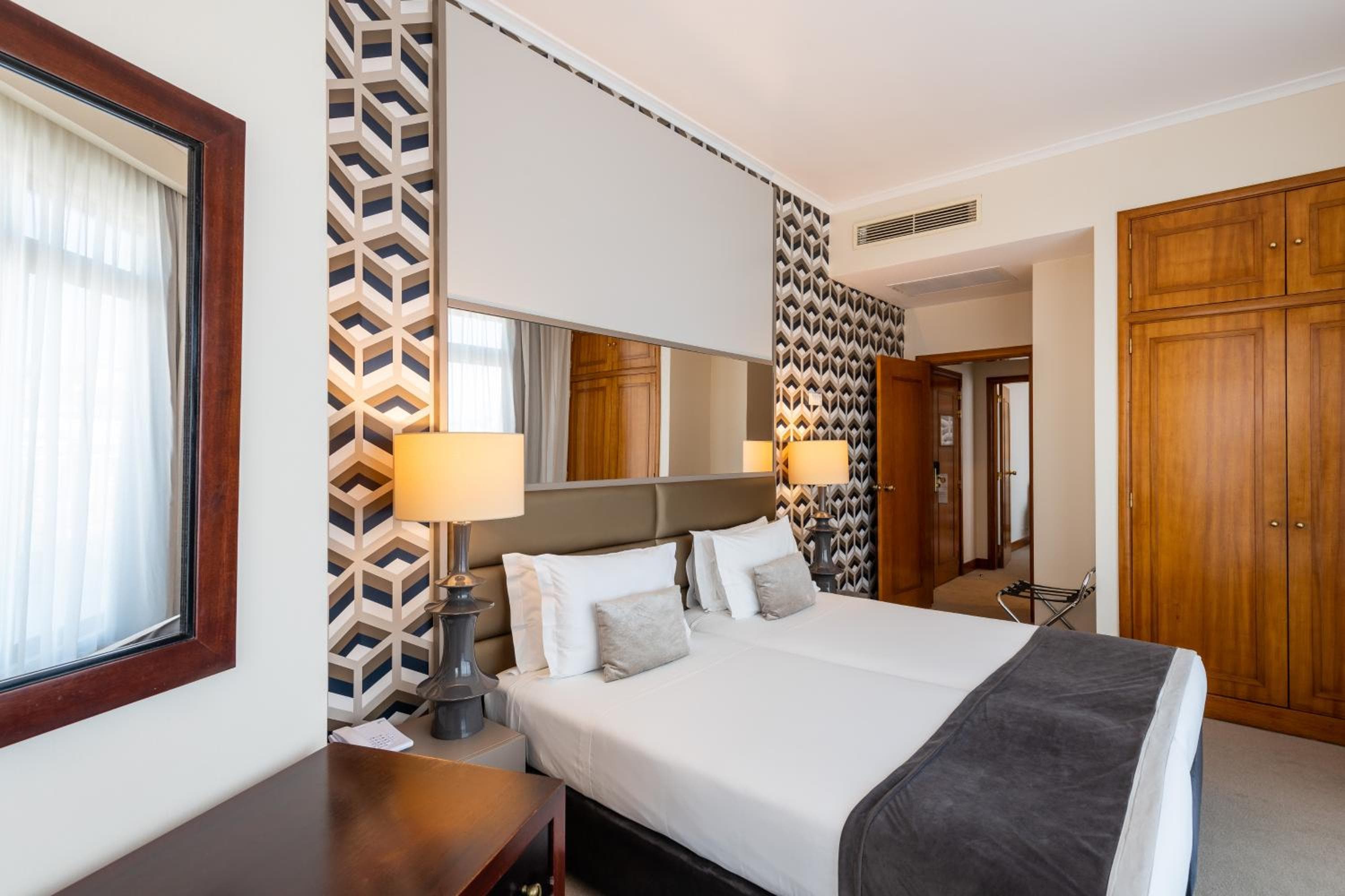 Hotel Mundial — 6