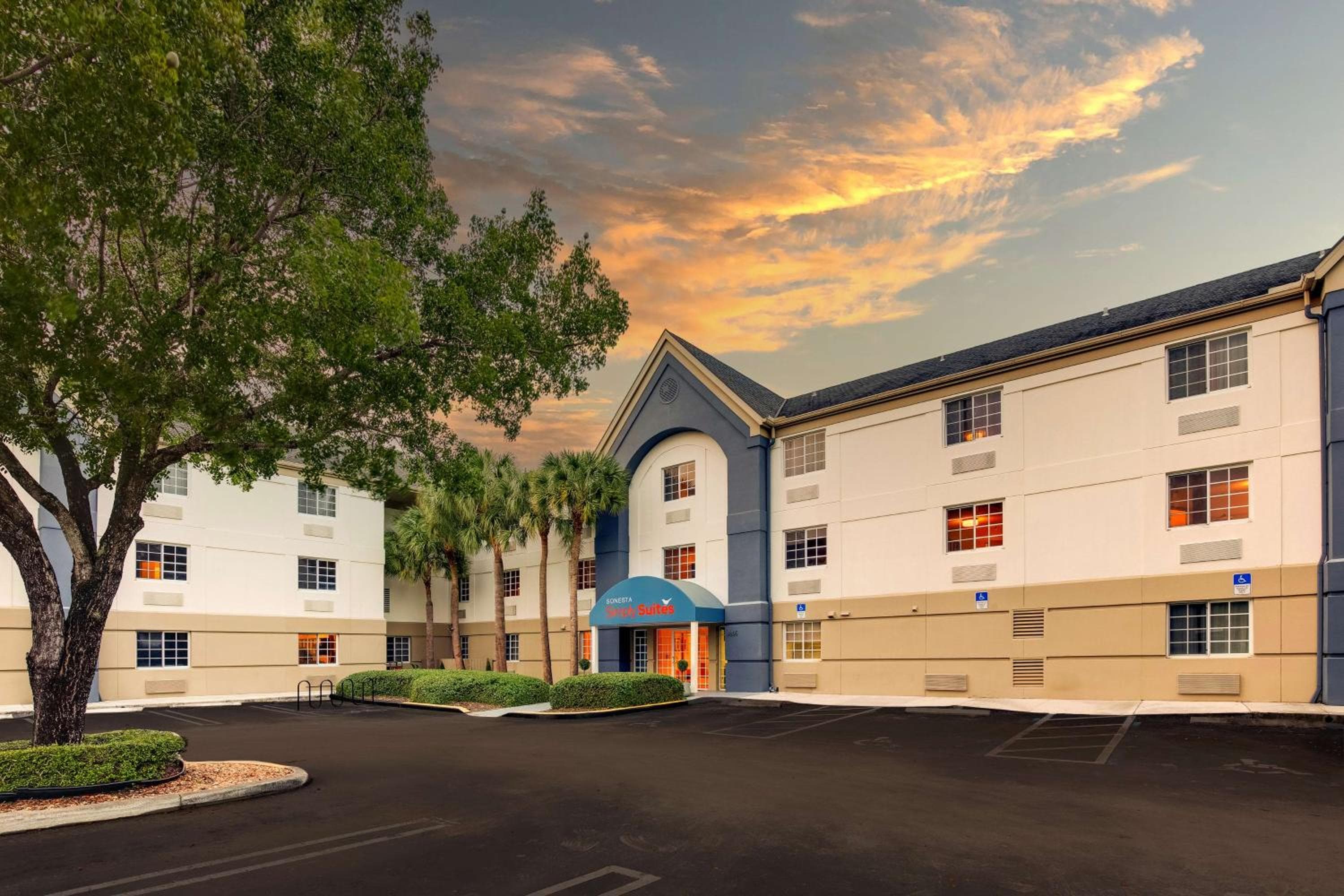 Sonesta Simply Suites Miami Airport Doral — 3