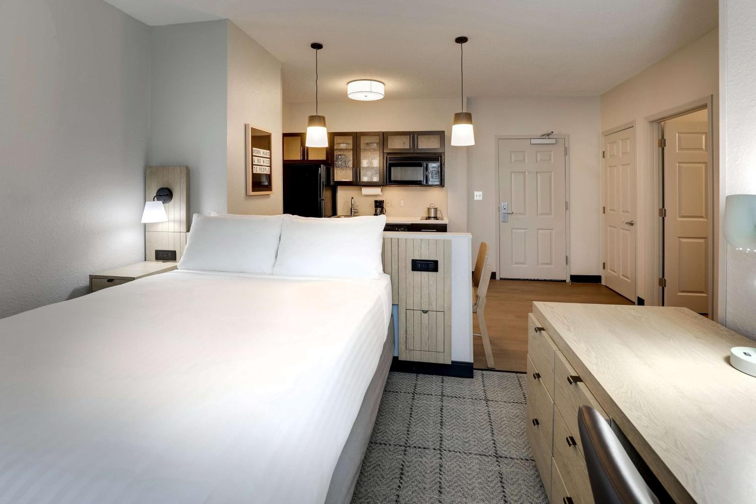 Sonesta Simply Suites Miami Airport Doral — 10