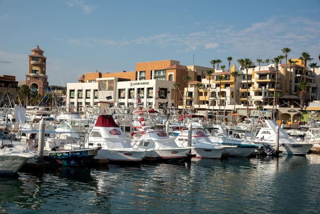 Great spot @ Marina, all Cabo's lifestyle on hand — 25