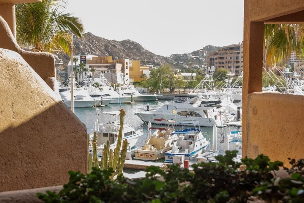Great spot @ Marina, all Cabo's lifestyle on hand — 26