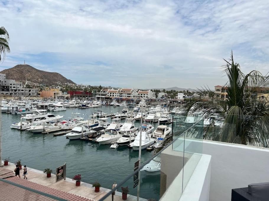 Great spot @ Marina, all Cabo's lifestyle on hand — 27