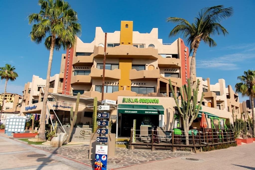 Great spot @ Marina, all Cabo's lifestyle on hand — 1