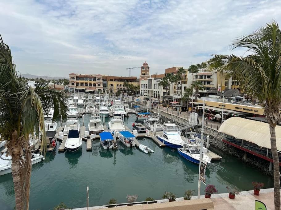 Great spot @ Marina, all Cabo's lifestyle on hand — 7