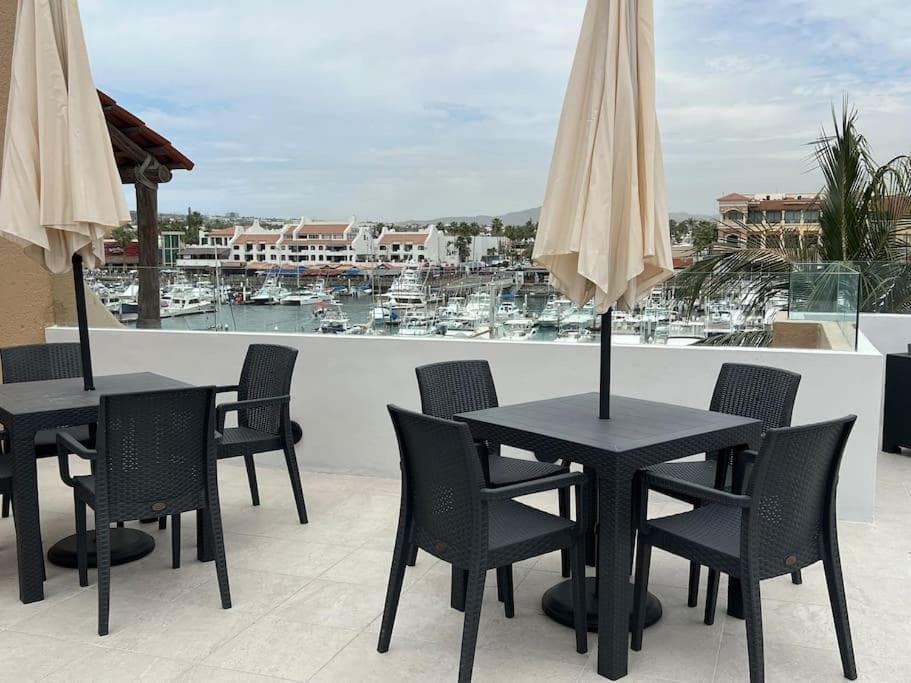 Great spot @ Marina, all Cabo's lifestyle on hand — 9