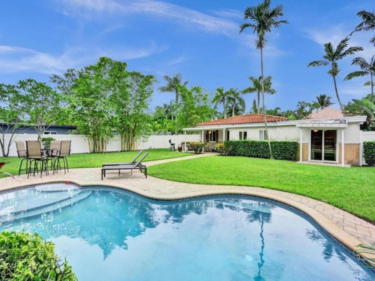 3 min. walk to Wilton Drive, pool and huge yard — 3
