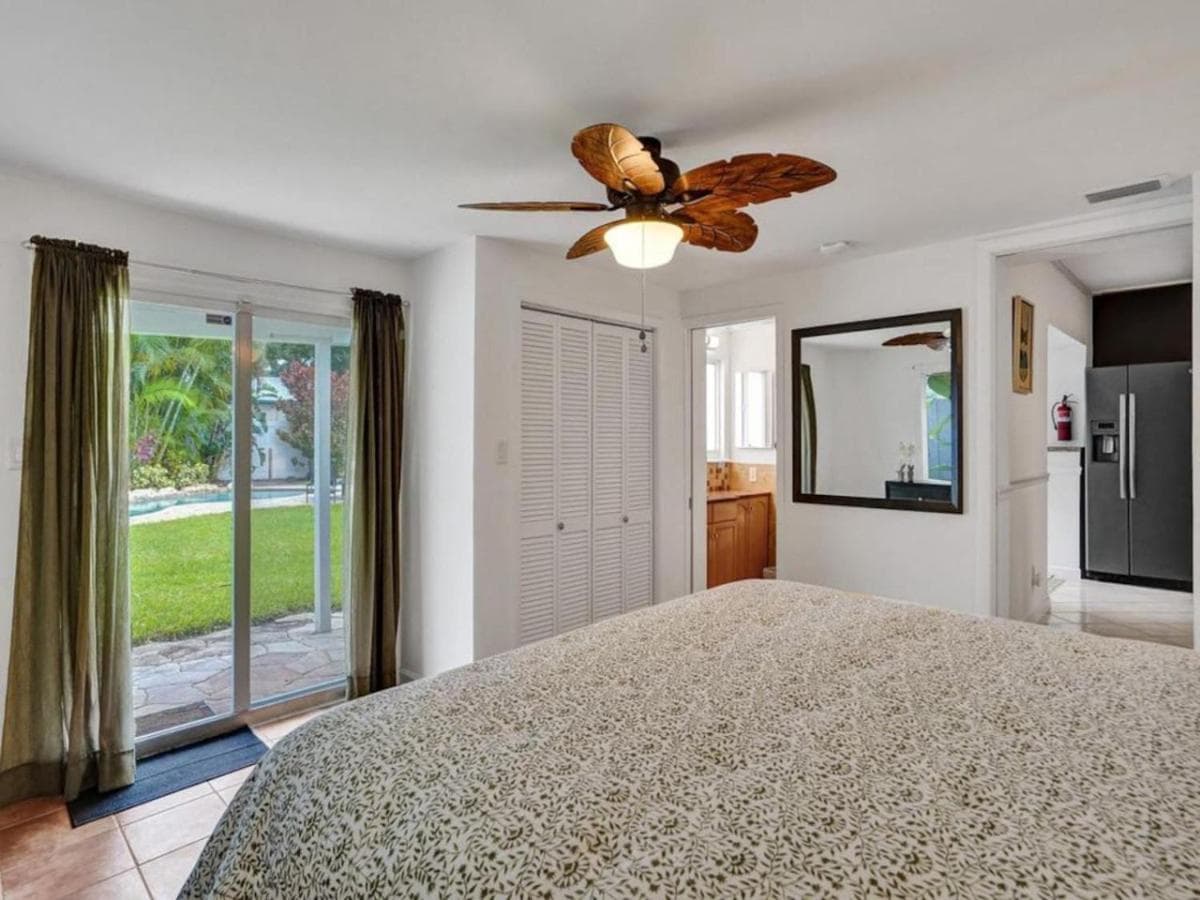 3 min. walk to Wilton Drive, pool and huge yard — 6