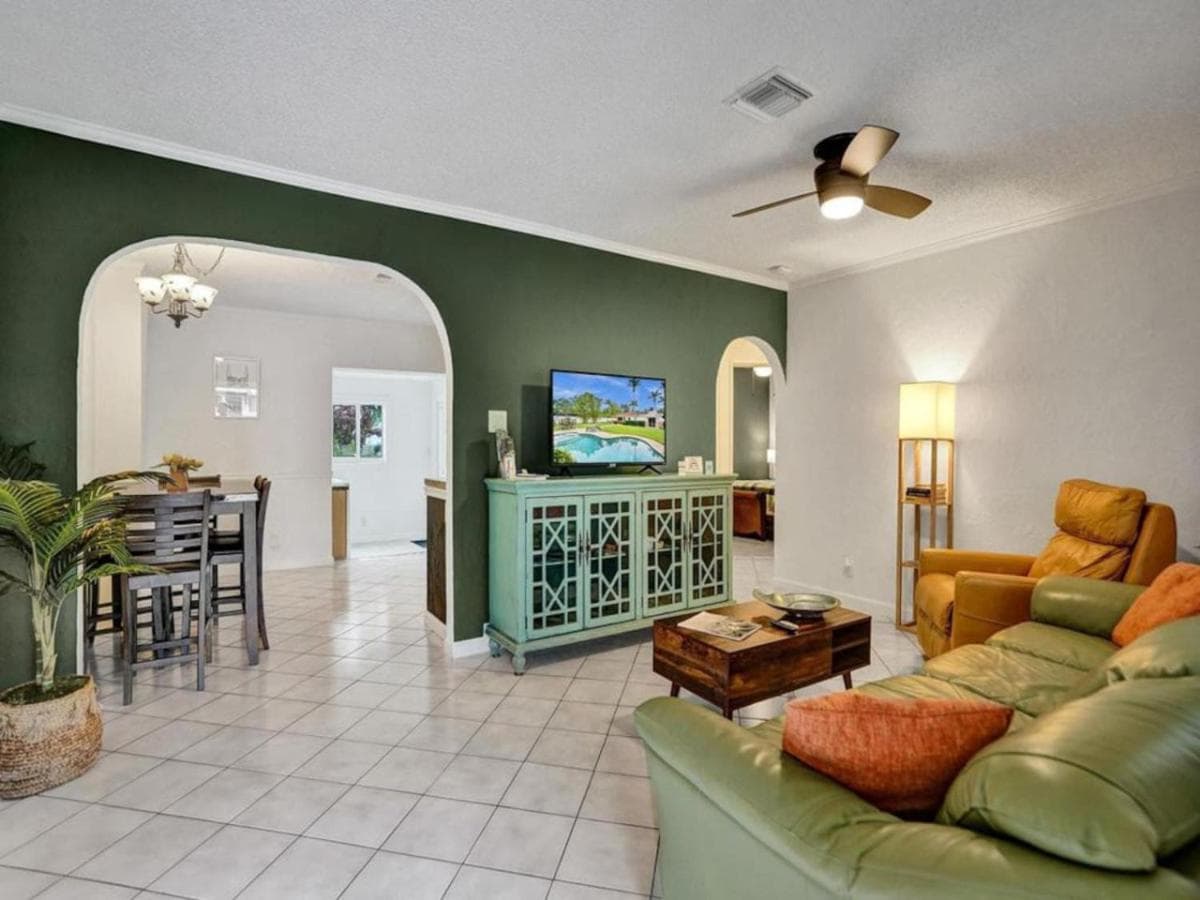 3 min. walk to Wilton Drive, pool and huge yard — 20