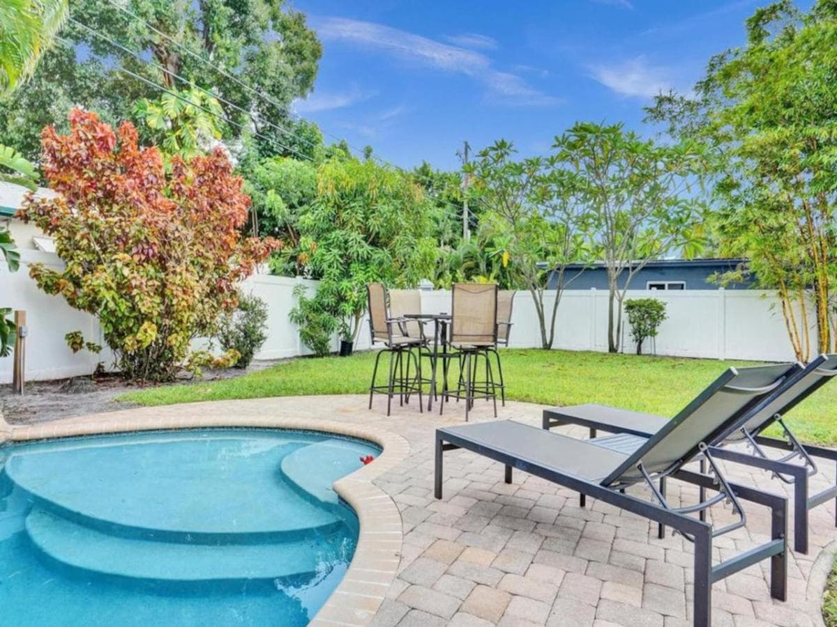 3 min. walk to Wilton Drive, pool and huge yard — 4